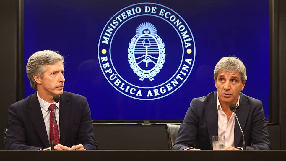 Министр экономики Аргентины Луис Капуто (слева) и глава ЦБ Аргентины (который Хавьер Милей обещал закрыть) на пресс-конференции по случаю переговоров с МВФ