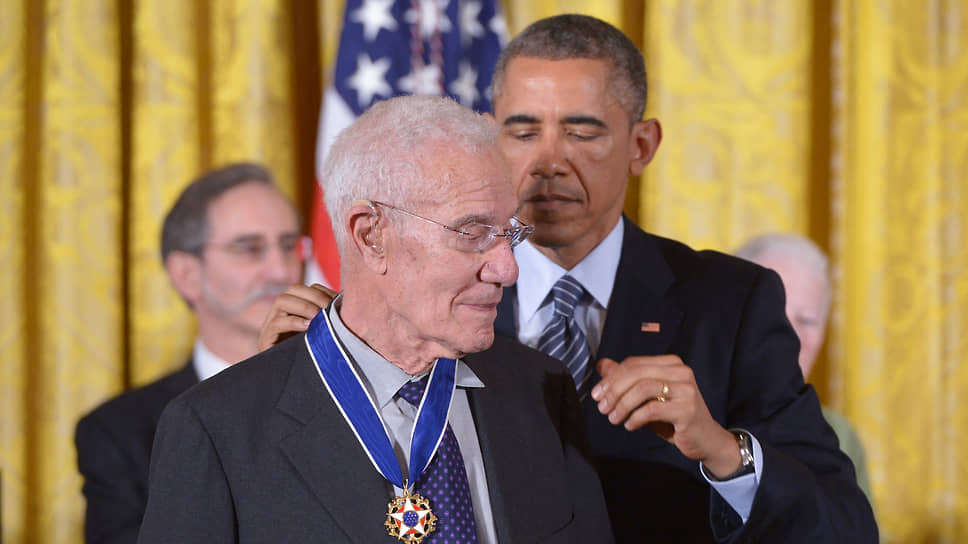 Президент США Барак Обама награждает Роберта Солоу Президентской медалью Свободы. 2014 год