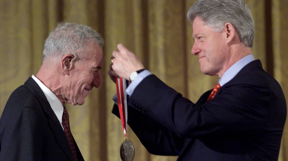 Президент США Билл Клинтон награждает Роберта Солоу Национальной медалью науки США. 1999 год