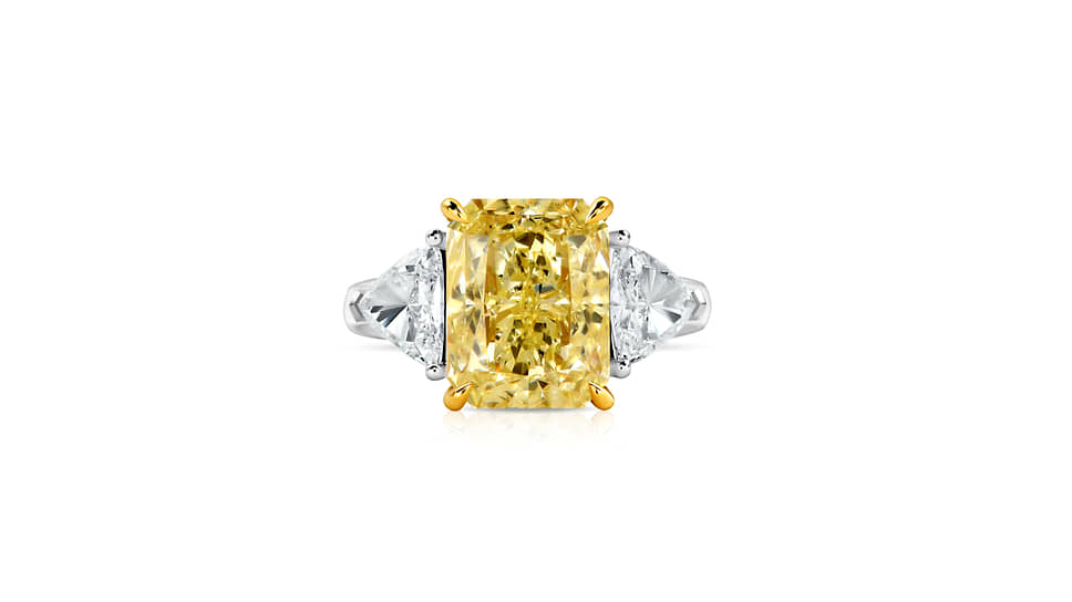 Кольцо, белое и желтое золото, желтый бриллиант (5,02 карата), бесцветные бриллианты (общим весом 1,07 карата)