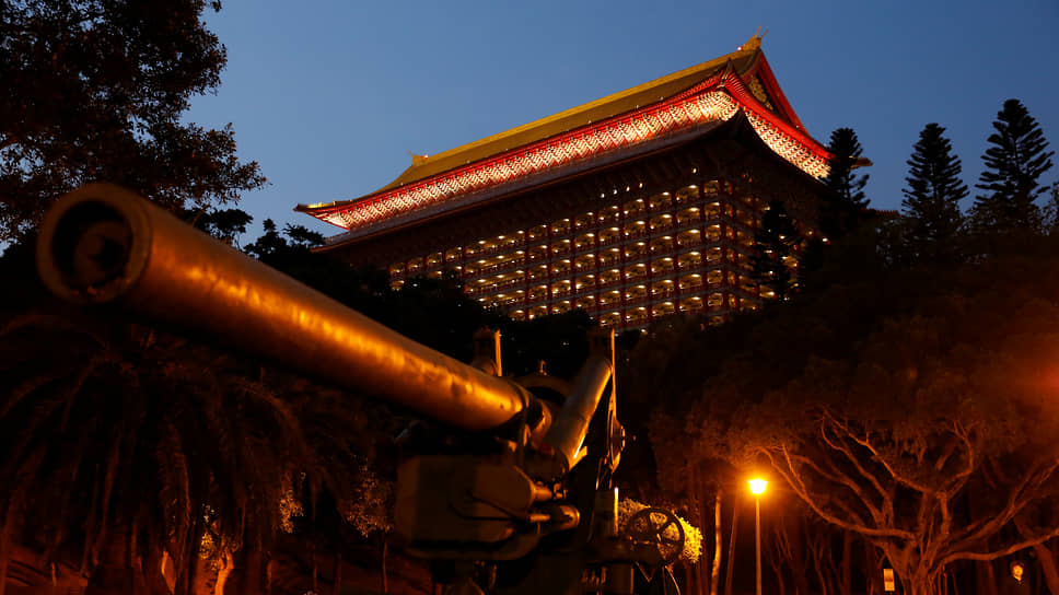В тайбэйском отеле Grand Hotel Пань Вэньюань работал над планом создания электронной промышленности Тайваня. На переднем плане фото — 155-миллиметровая полевая пушка М1 («Долговязый Том»), использовавшаяся в ходе Второго кризиса в Тайваньском проливе (военного конфликта между КНР и Тайванем) в 1958 году