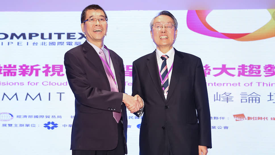 Один из первых тайваньских практикантов в RCA, а в настоящее время председатель правления компании MediaTek Цай Минкай (на фото справа) с одним из основателей компании Acer Стэном Ши