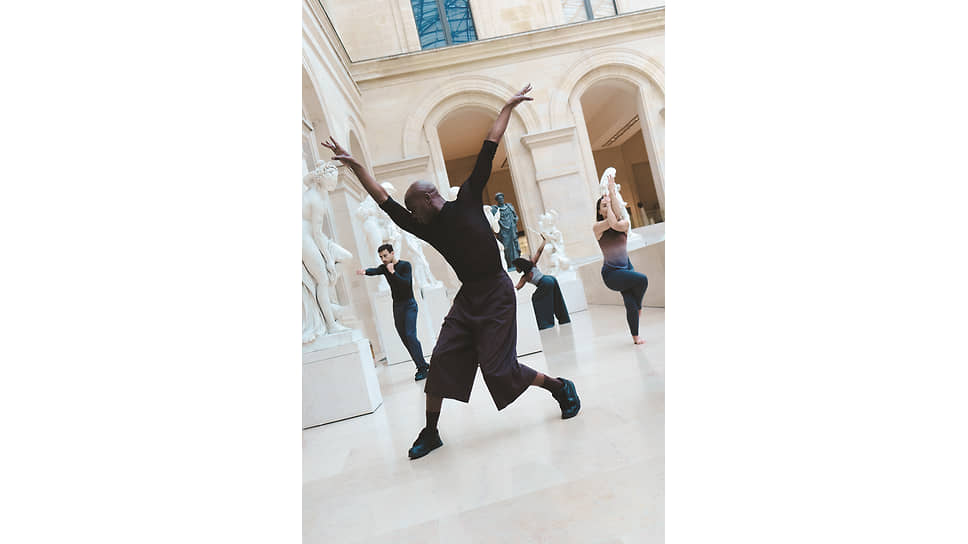 Артисты Мехди Керкуша приглашают на танцевальную пробежку в Лувре