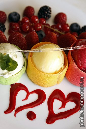 Завершить романтический ужин в честь Дня святого Валентина в «Национале» можно десертом из трех фруктовых шербетов в песочных тюилях со свежими ягодами