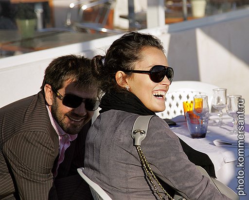 Бизнесмен Алексей Адикаев с подругой Дарьей на открытой террасе ресторана на набережной Круазетт во время Международной строительной выставки MIPIM