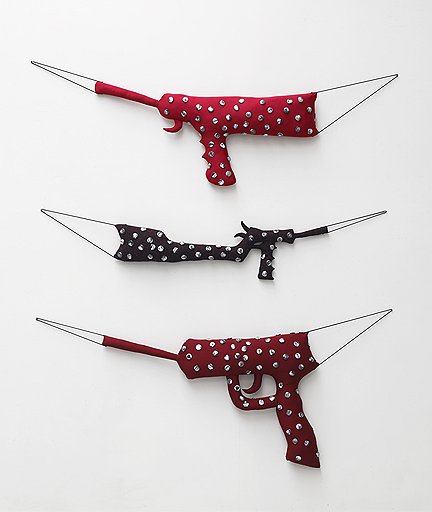 «3 ружья со значками», 2007 год. Ткань, значки с черно-белыми фотографиями, веревки