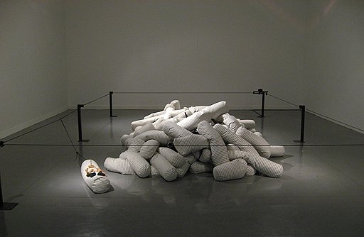 «Загон для марионетки», 2005 год. Подушки-валики, деревянная кукла-марионетка, ограждение, мотор