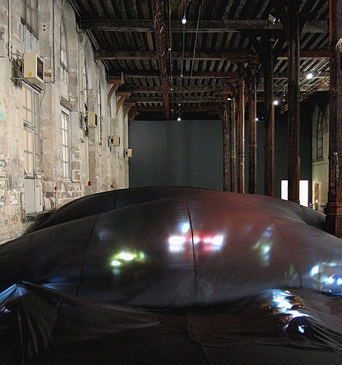 «Под ветром», 2004 год. Черный шелк, объекты
