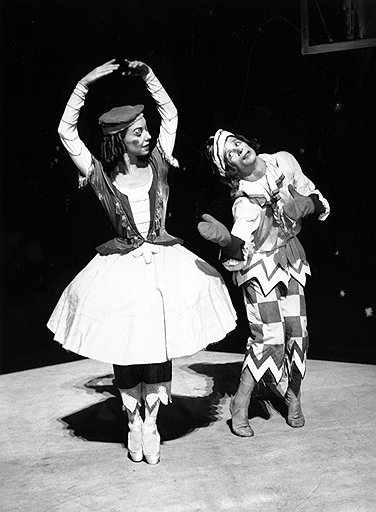 Рудольф Нуреев и Надя Нерина в балете «Петрушка» в постановке Королевского оперного театра. Лондон, 23 октября 1863 года
