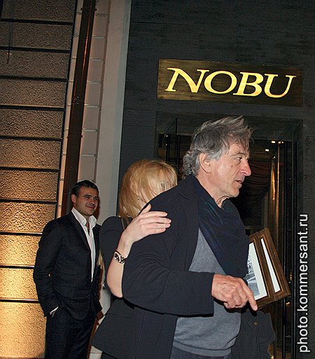 Коммерческий директор Crocus Эмин Агаларов (на заднем плане) и актер Роберт Де Ниро после ужина в ресторане Nobu