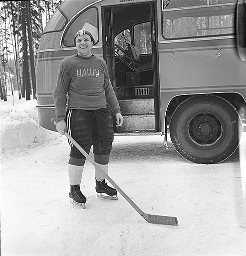 Борис Смирнов. &quot;Капитан хоккейной команды &quot;Наши&quot; Юрий Гагарин. ЦПК&quot;, 1963 год