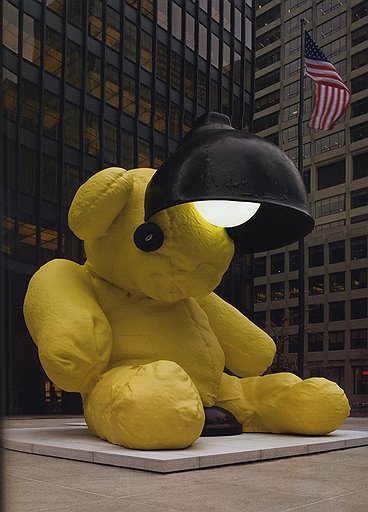 Урс Фишер. &quot;Лампа-медведь&quot;, 2005-2006 годы. Бронза, акрил, полиуретан, стекло, газоразрядная лампа. Christie&#39;s, эстимейт по запросу.
