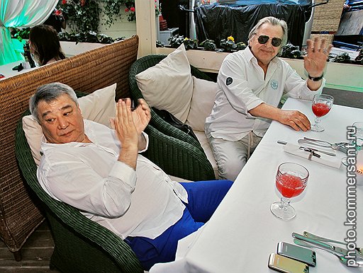 Президент Отечественного футбольного фонда Алимжан Тохтахунов (слева) и певец Юрий Антонов на открытии летней веранды ресторана &quot;Твербуль&quot;