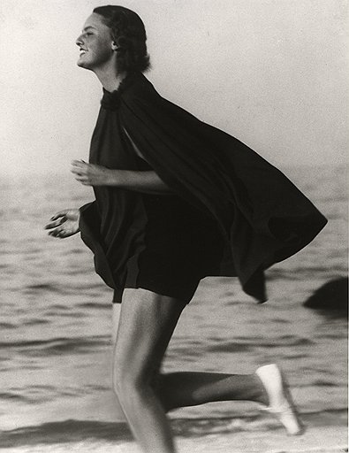 Мартин Мункачи. &quot;Люсиль Брокау на пляже Лонг-Айленд&quot;, 1933 год