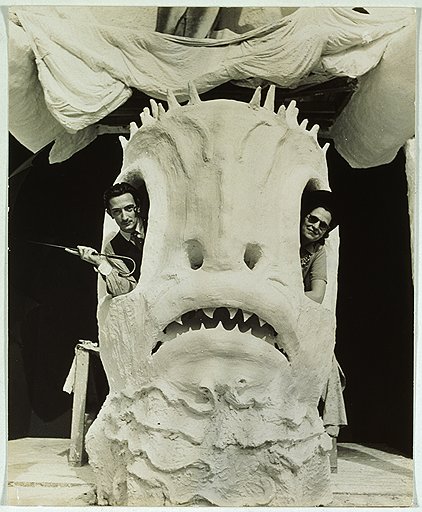 Сальвадор Дали и Гала в окошках кассы павильона &quot;Сон Венеры&quot; на Нью-Йоркской Всемирной выставке, 1939 год