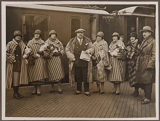 Пуаре перед отъездом в Данию с манекенщицами, портным Кристианом и продавщицей Рен, 1925 год