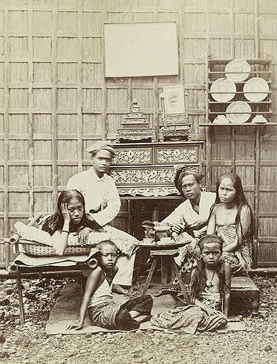 Вальтер Вудбери, Джеймс Пейдж. &quot;Семья малайцев&quot; из &quot;Индонезийского альбома&quot;, 1857 год. Bonhams, эстимейт &amp;pound;40-50 тыс. (за шесть альбомов)