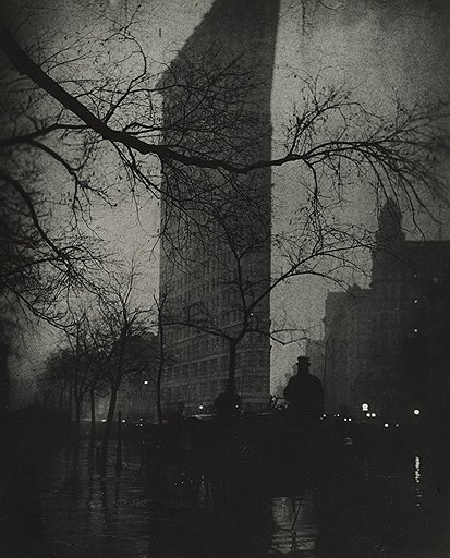 Эдвард Штайхен. &quot;Flatiron Building вечером, Нью-Йорк&quot;, 1906 год. Sotheby&#39;s, эстимейт $70-100 тыс.