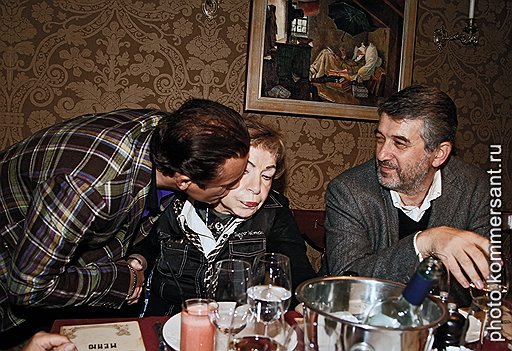Писатель Зоя Богуславская на открытии ресторана актера Олега Меньшикова (слева) &quot;Гастрономический театр&quot;