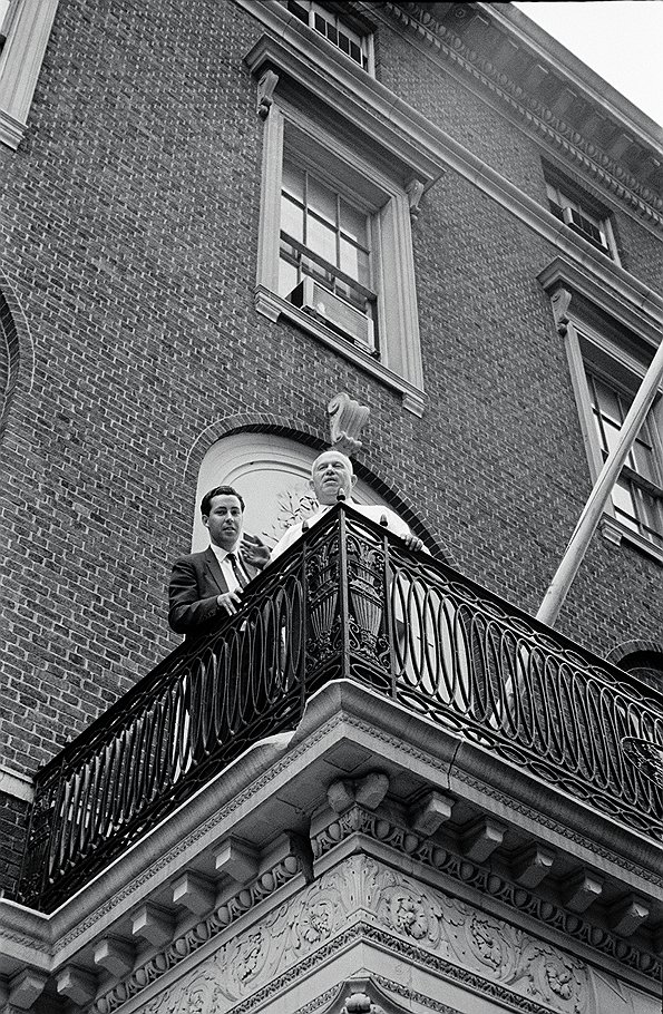 «Н. С. выступает перед журналистами с балкона здания
миссии СССР при ООН (рядом — переводчик
Виктор Суходрев)». Нью-Йорк, 1960 год