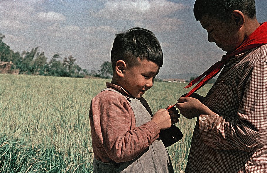Первое прикосновение к пионерскому галстуку.
Китай, 1956
