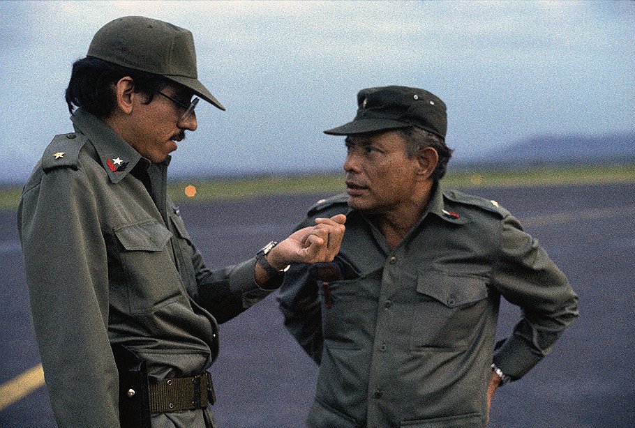 Слева — Даниэль Ортега, вождь никарагуанской революции,
ныне — президент Никарагуа.
1979
