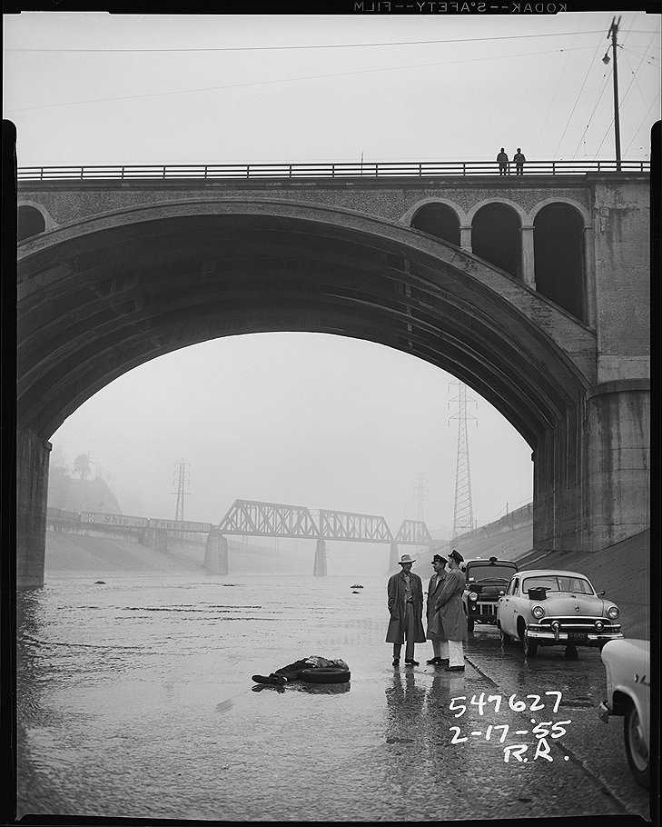Мост над рекой Лос-Анджелес. Найденное в реке мертвое тело. 1955 год. Фотограф: Р. Риттенхаус 