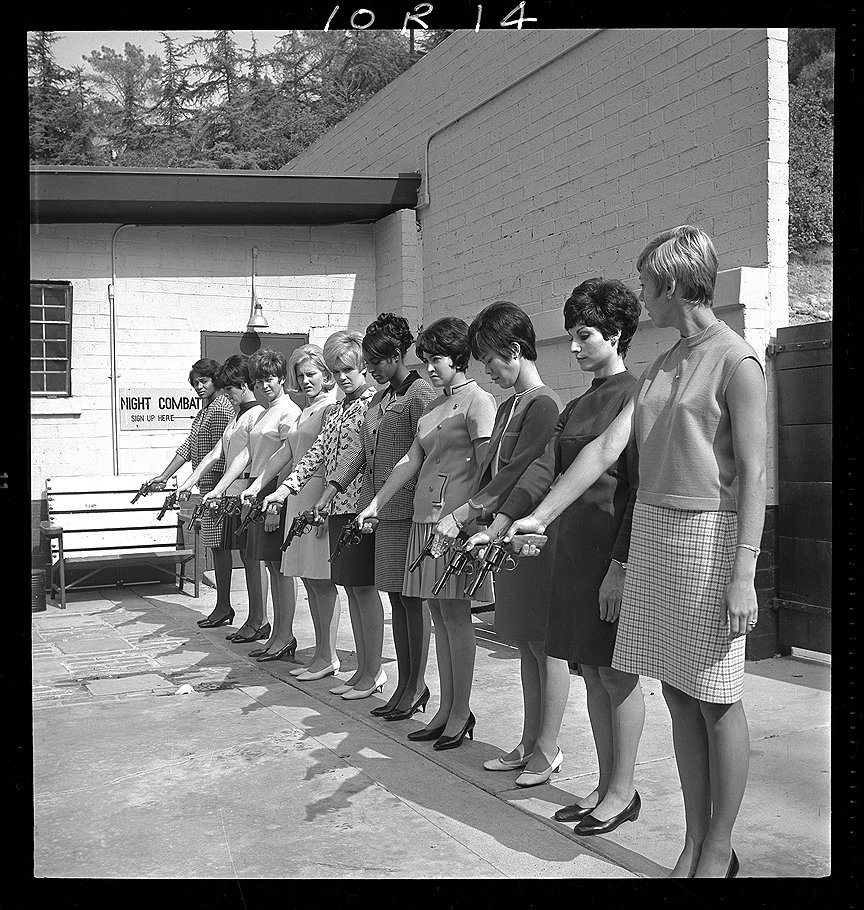 Женщины-полицейские на занятиях в тире. 1968 год 

