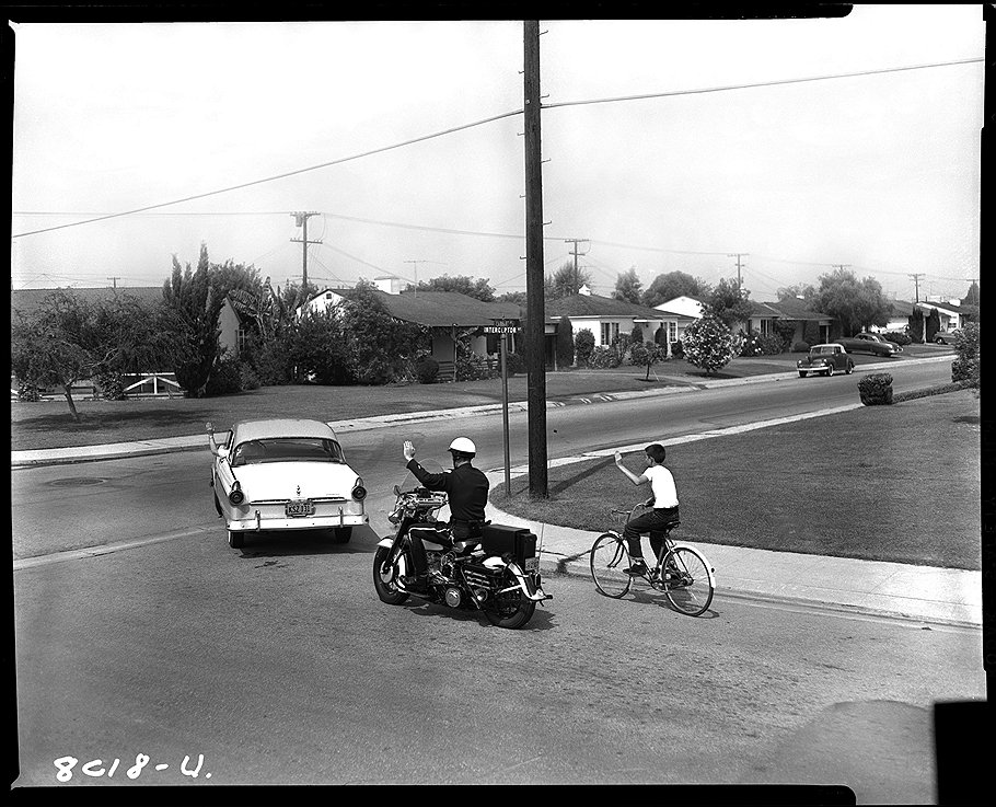 Автомобилист, мотоциклист и велосипедист учатся подавать сигнал поворота рукой. 1963 год 

