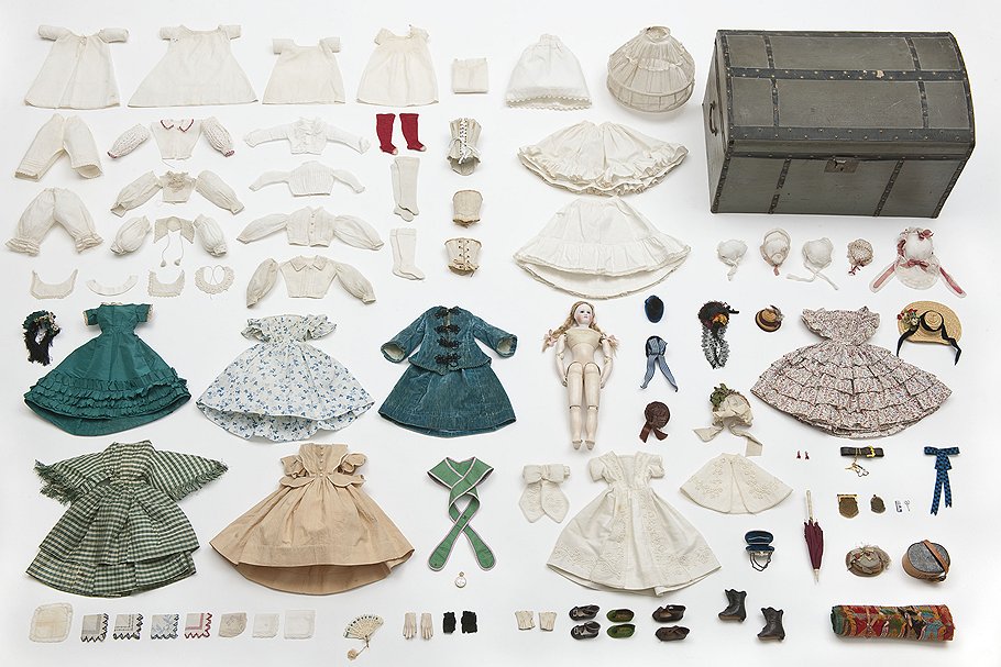 Кукла, ее гардероб и чемодан. Около 1865 года 