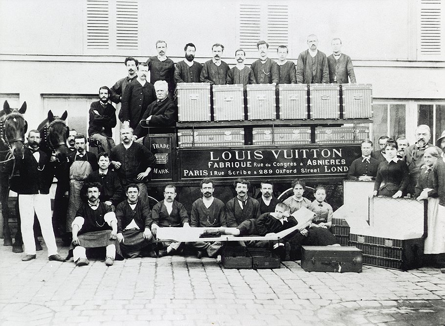 &quot;Луи, Жорж и Гастон-Луи Виттоны и работники их фирмы&quot;, около 1888 года. Иллюстрации из книги &quot;Louis Vuitton -- Marc Jacobs&quot;