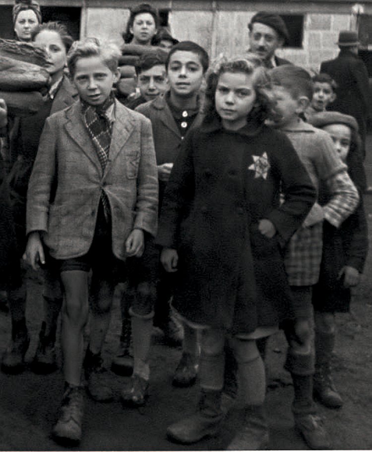 Дети пересыльного лагеря Дранси позируют по приказу немецких солдат, 1942 год