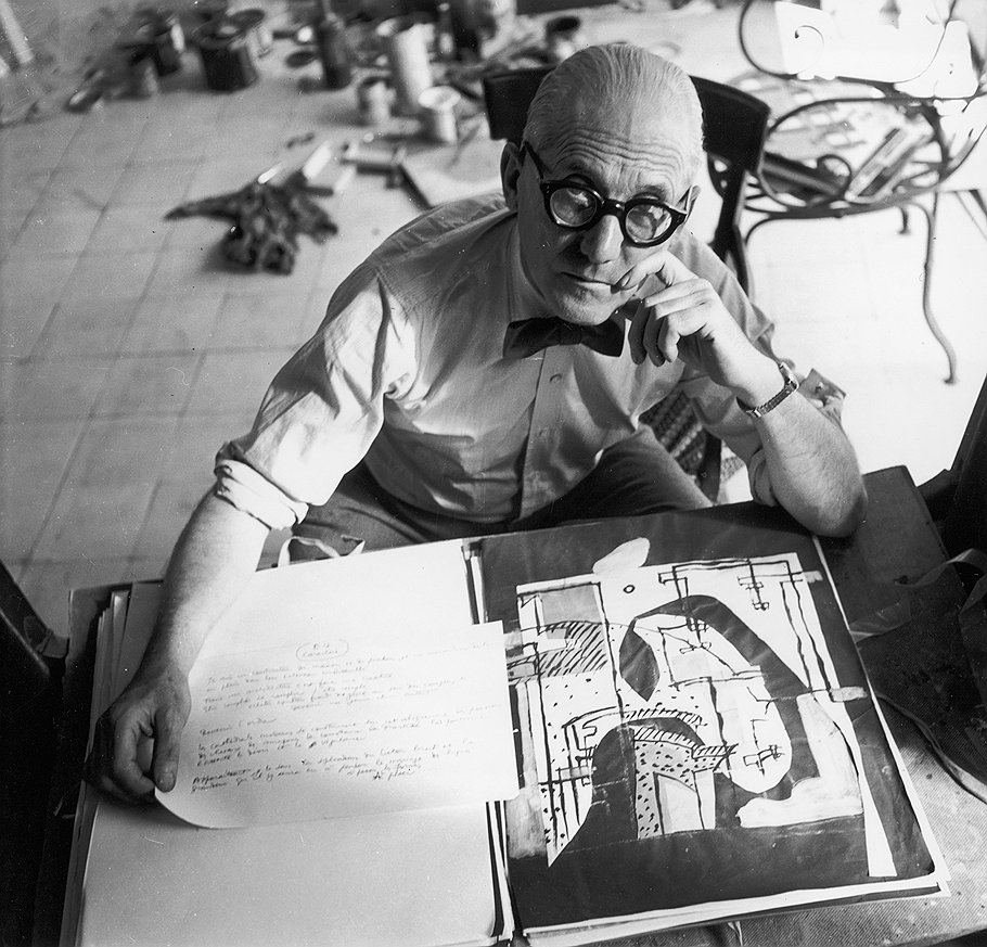 Ле Корбюзье в своей парижской студии, 1945 год 
