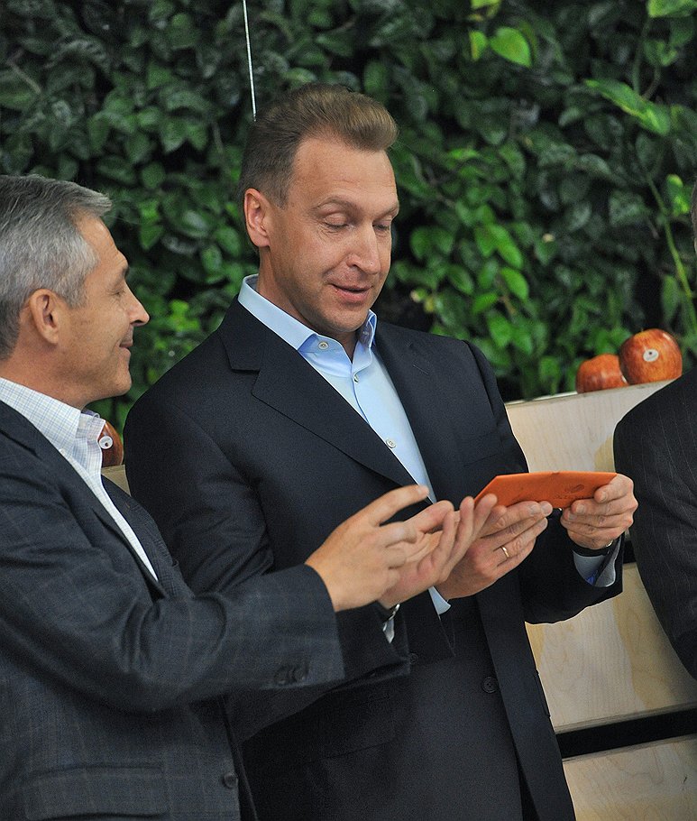 Президент бизнес-школы &quot;Сколково&quot; Андрей Раппопорт и первый вице-премьер Игорь Шувалов (справа) на дне рождения &quot;Сколково&quot; 