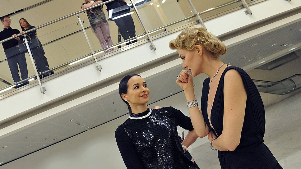 Балерина Диана Вишнёва и режиссер Рената Литвинова &lt;i>(справа)&lt;/i> на открытии выставки «Dior Couture. Patrick Demarchelier» в Манеже