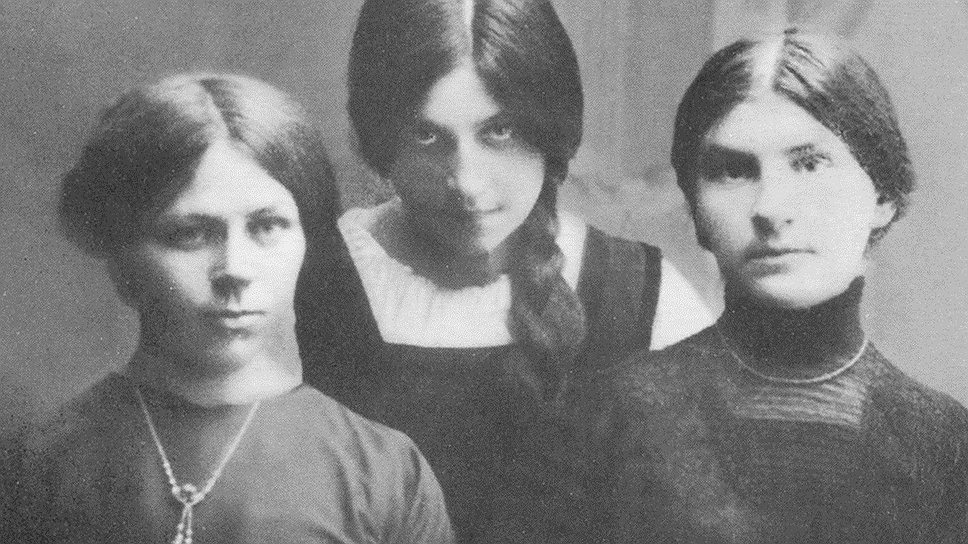 Слева направо: Александра Тарасова, Наталья Климова, Вильгельмина Гельмс, 1910–1911 годы