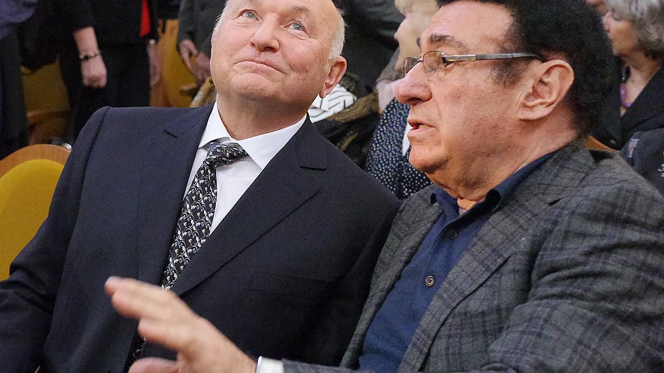 Юрий Лужков и певец Зураб Соткилава (справа) на открытии IV Международного фестиваля Мстислава Ростроповича