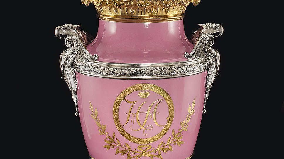 Императорская презентационная ваза из фарфора с серебряными элементами, Фаберже. Эстимейт $150-250 тыс.