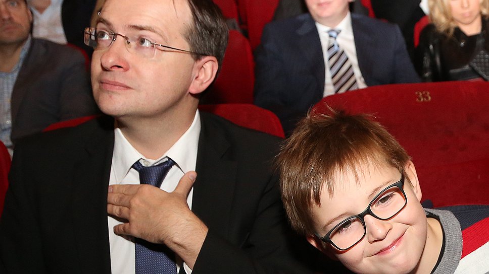 Министр культуры Владимир Мединский с сыном на премьере фильма «Легенда №17» в кинотеатре «Октябрь»