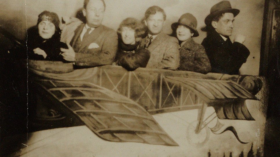 Владимир Маяковский
с друзьями на ярмарке
Монмартра, Париж,
1924 год