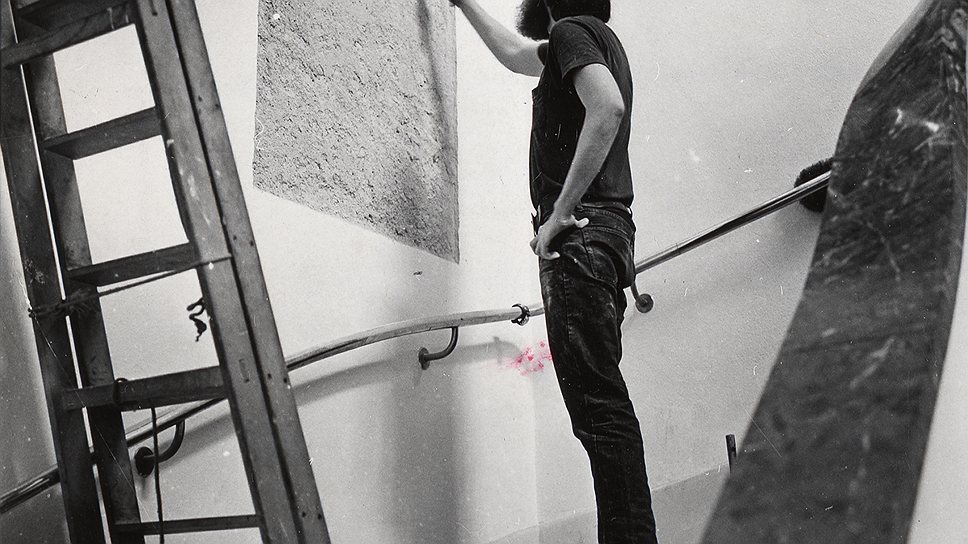 Лоуренс Вайнер за работой над «A 36» x 36» Removal To The
Lathing Or Support Wall Of Plaster Or Wallboard From A Wall»,
1968 год. Фонд Прада, «Когда отношения становятся формой:
Берн, 1969 / Венеция, 2013»