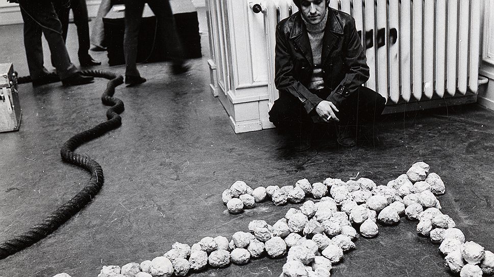 Алигьеро Боэтти рядом со своей работой «Я загораю в Турине в январе
1969 года», 1969 год. Фонд Прада, выставка «Когда отношения становятся
формой: Берн, 1969 / Венеция, 2013»