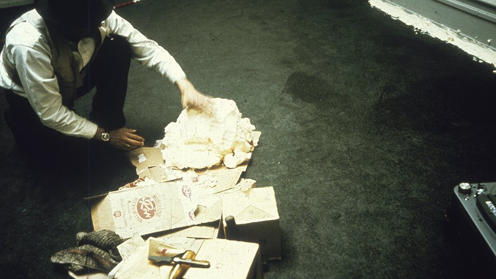 Йозеф Бойс за работой над «Жировым углом», 1969 год.
Фонд Прада, выставка «Когда отношения становятся формой:
Берн, 1969 / Венеция, 2013»