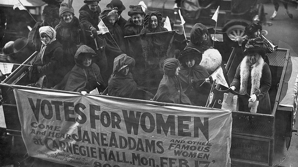 Нью-йорские суфражистки призывают посетить лекцию в Карнеги-холле, посвященную движению за права женщин, февраль 1913 года