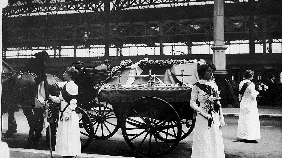 Суфражистки охраняют гроб Эмили Дэвисон на вокзале &quot;Виктория&quot;. Лондон, 14 июня 1913 года