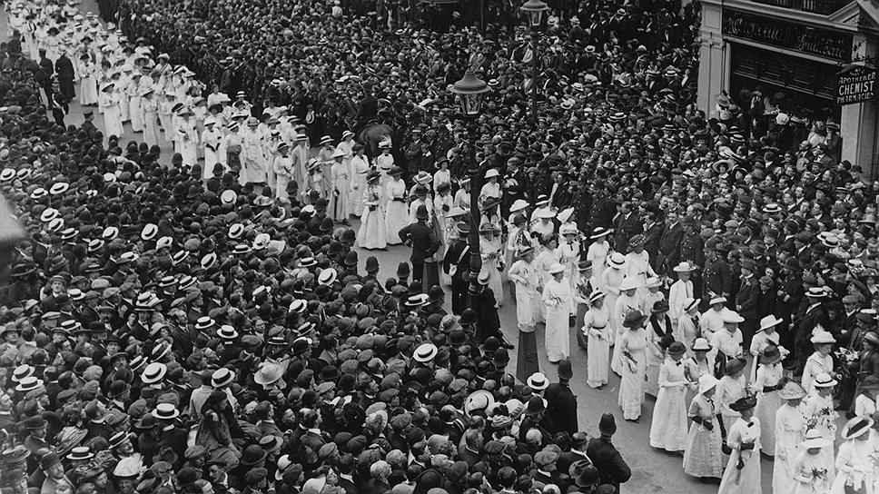 Суфражистки идут за гробом Эмили Дэвисон, 14 июня 1913 года