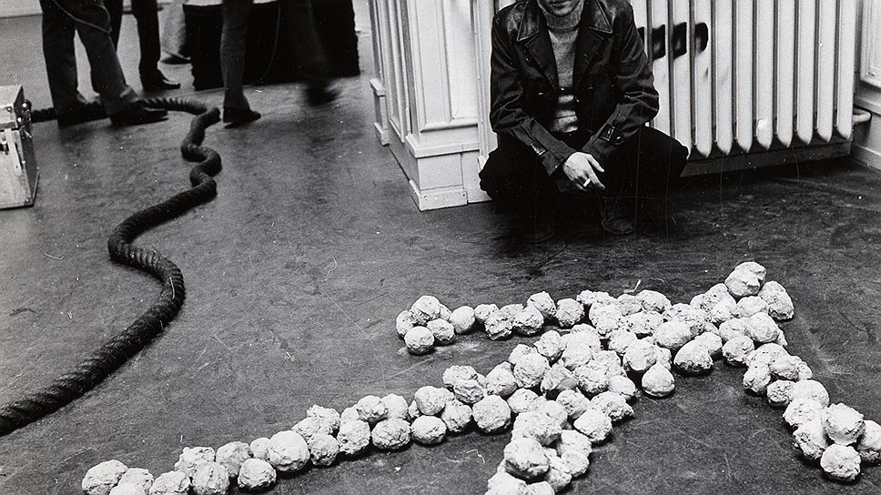 Алигьеро Боэтти рядом со своей работой «Я загораю в Турине в январе 1969 года», 1969 год, выставка «Когда отношения становятся формой. Берн, 1969 / Венеция, 2013»