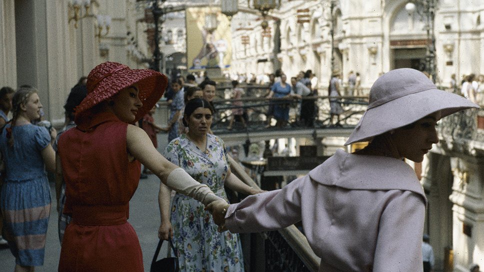 Манекенщицы в нарядах Christian Dior расхаживали по ГУМу, демонстрируя советским женщинам не только настоящее лицо, но и наряд капитализма