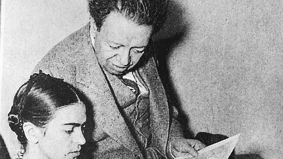 Фрида печатает письмо под диктовку Диего Риверы против разрушения его фрески в Рокфеллеровском центре, Нью-Йорк, 11 мая 1933 года