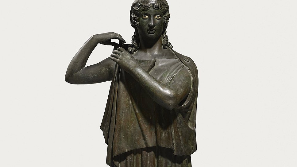 Бронзовая статуя женщины, закрепляющей платье, I век до н. э. — I век н. э. 
